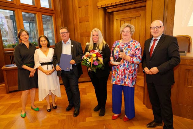 Chemnitzer Friedenspreis 2022 01.09.2022, Chemnitz, Politik, Rathaus, Stadtverordnetensaal, Chemnitzer Friedenspreis Im Stadtverordnetensaal des Chemnitzer Rathauses wurde am Weltfriedenstag der Chemnitzer Friedenspreis verliehen. Der Friedenspreis wird vom Bürgerverein FUER CHEMNITZ e.V.in Zusammenarbeit mit der Migrationsbeauftragten der Stadt Chemnitz verliehen. Der erste Preis geht an Lukas Stern e.V. Foto: vlnr: Almut Patt, Etelka Kobuß, 3 Preisträger von Kukas Stern e.V. und OB Sven Schulze Chemnitz Sachsen BRD