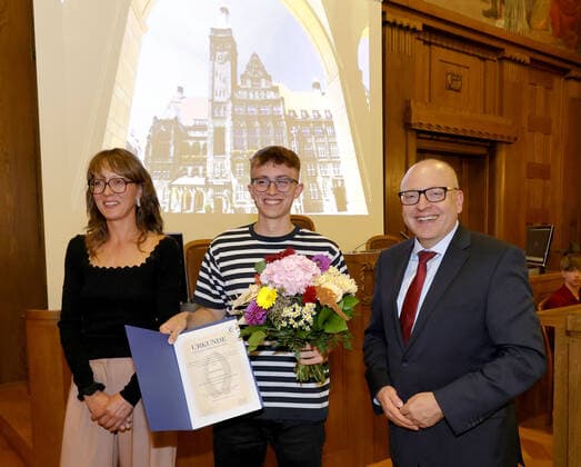 Chemnitzer Friedenspreis 2022 01.09.2022, Chemnitz, Politik, Rathaus, Stadtverordnetensaal, Chemnitzer Friedenspreis Im Stadtverordnetensaal des Chemnitzer Rathauses wurde am Weltfriedenstag der Chemnitzer Friedenspreis verliehen. Der Friedenspreis wird vom Bürgerverein FUER CHEMNITZ e.V.in Zusammenarbeit mit der Migrationsbeauftragten der Stadt Chemnitz verliehen. OB Sven Schulze übergibt den Jugendpreis des Chemnitzer Friedenspreises an Jakob Dost. Foto:vlnr: Julia Bombien, Jakob Dost und OB Sven Schulze Chemnitz Sachsen BRD