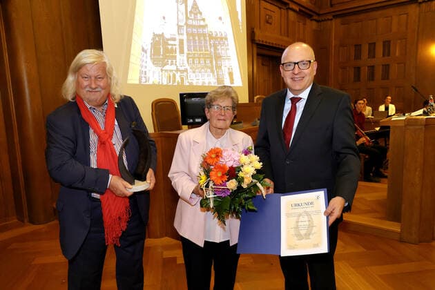 Chemnitzer Friedenspreis 2022 01.09.2022, Chemnitz, Politik, Rathaus, Stadtverordnetensaal, Chemnitzer Friedenspreis Im Stadtverordnetensaal des Chemnitzer Rathauses wurde am Weltfriedenstag der Chemnitzer Friedenspreis verliehen. Der Friedenspreis wird vom Bürgerverein FUER CHEMNITZ e.V.in Zusammenarbeit mit der Migrationsbeauftragten der Stadt Chemnitz verliehen. OB Sven Schulze übergibt den Ehrenpreis des Chemnitzer Friedenspreises an Renate Aris. Foto:vlnr: Egmont Elschner, Renate Aris und OB Sven Schulze Chemnitz Sachsen BRD