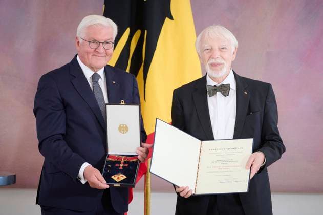 Bilder des Jahres 2022, News 09 September News Themen der Woche KW35 News Bilder des Tages Berlin, Bundespräsident Steinmeier verleiht den Verdienstorden der Bundesrepublik Deutschland Bundespräsident Frank-Walter Steinmeier verleiht am 02.09.2022 das Große Verdienstkreuz mit Stern des Verdienstordens der Bundesrepublik Deutschland an Aleida Assmann, Jan Assmann, Christopher Clark, Klaus Hasselmann und Benjamin List im Schloss Bellevue in Berlin. Im Bild: Frank-Walter Steinmeier, Jan Assmann Berlin Schloss Bellevue Berlin Deutschland *** Berlin, President Steinmeier awards the Order of Merit of the Federal Republic of Germany Federal President Frank Walter Steinmeier awards the Grand Cross of Merit with Star of the Order of Merit of the Federal Republic of Germany to Aleida Assmann, Jan Assmann, Christopher Clark, Klaus Hasselma