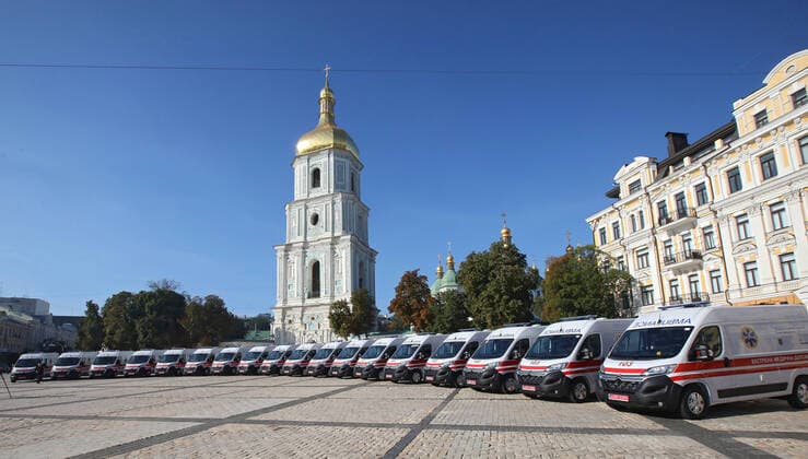 Bilder des Jahres 2022, News 09 September News Themen der Woche KW35 KYIV, UKRAINE - SEPTEMBER 2, 2022 - Eighteen ambulances out of 57 vehicles purchased with funds raised through the UNITED24 platform are on display in Sofiiska Square, Kyiv, capital of Ukraine. First Lady Olena Zelenska launched the fundraising campaign to procure Type C ambulances via UNITED 24 ahead of the Second Summit of First Ladies and Gentlemen which took place in Kyiv on July 23, 2022. Ambulances purchased via UNITED24 initiative  Copyright: xVolodymyrxTarasovx