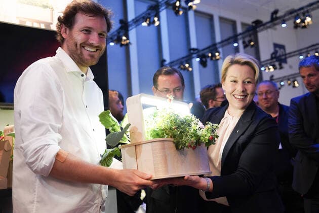 News Themen der Woche KW35 News Bilder des Tages Regierende Bürgermeisterin von Berlin, Franziska Giffey auf der IFA 2.9.2022 Regierende Bürgermeisterin von Berlin, Franziska Giffey auf der Internationalen Funkausstellung 2022 IFA Berlin Berlin GER *** Governing Mayor of Berlin, Franziska Giffey at the IFA 2 9 2022 Governing Mayor of Berlin, Franziska Giffey at the International Consumer Electronics Fair 2022 IFA Berlin Berlin GER