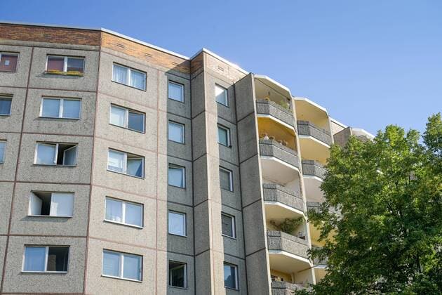 Plattenbau, Wohnhaus, Ernst-Thälmann-Park, Prenzlauer Berg, Pankow, Berlin, Deutschland *** Prefabricated building, residential building, Ernst Thälmann Park, Prenzlauer Berg, Pankow, Berlin, Germany
