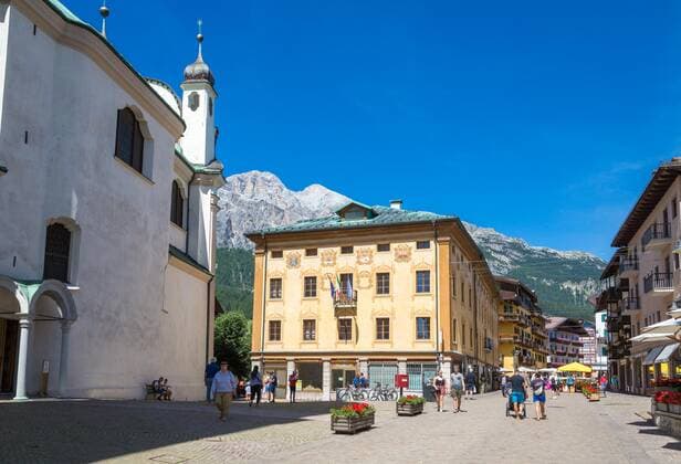 Fußgängerzone Corso Italia, links Basilica dei Santi Filippo e Giacomo, hinten Dolomiten, Cortina DAmpezzo, Südtirol, Italien, Europa *** Pedestrian zone Corso Italy, left Basilica Dei Santi Filippo e Giacomo, at the back dolomites, Cortina Dampezzo, South-Tirol, Italy, Europe Copyright: imageBROKER MarcxRasmus ibxmra08391747.jpg