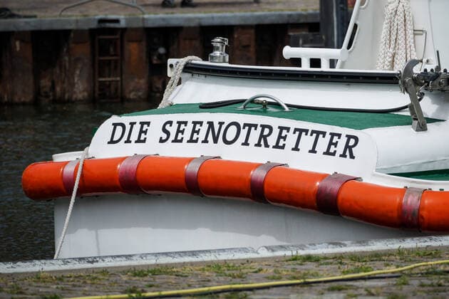 Stralsund, Deutschland 17. Juli 2022: Schriftzug, die Seenotretter, auf einem Schiff im Hafen von Stralsund. Die Deutsche Gesellschaft zur Rettung Schiffbrüchiger kümmert sich um die Rettung von Schiffbrüchigen, die Brandbekämpfung auf See und die Suche nach Vermissten. Mecklenburg-Vorpommern *** Stralsund, Germany 17 July 2022 lettering, the sea rescuers, on a ship in the port of Stralsund The German Society for the Rescue of Castaways takes care of the rescue of shipwrecked persons, fire fighting at sea and the search for missing persons Mecklenburg Vorpommern Copyright: xFotostandx xGelhotx