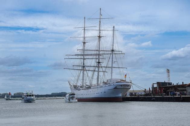 Stralsund, Deutschland 17. Juli 2022: Blick auf die Gorch Fock I im Hafen von Stralsund, das Segelschulschiff wurde bei Blohm & Voss für die Reichsmarine bebaut, den Namen des Schiffs hat es vom Schriftsteller Gorch Fock. Touristen können Schiffsbesichtigungen auf dem Schiff unternehmen. Mecklenburg-Vorpommern *** Stralsund, Germany 17 July 2022 view of the Gorch Fock I in the harbor of Stralsund, the sail training ship was built at Blohm Voss for the Reichsmarine, the name of the ship it has from the writer Gorch Fock tourists can take ship tours on the ship Mecklenburg Vorpommern Copyright: xFotostandx xGelhotx