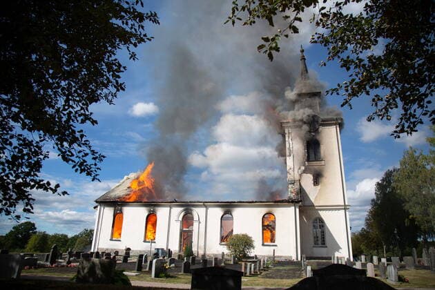 News Themen der Woche KW35 News Bilder des Tages SJÖSÅS 20220903 En kraftig brand har brutit ut i Sjösas nya kyrka norr om Växjö. Öppna lagor slar ut genom taket och tornet. Kyrkan gar inte att rädda, enligt räddningstjänsten. Foto André Larsson TT kod 200 Sjösas Sverige x200x *** SJÖSÅS 20220903 A heavy fire has broken out in Sjösas new church north of Växjö Open layers rip out through the roof and the tower The church is unsalvageable, according to the emergency services Photo André Larsson TT code 200 Sjösas Sweden x200x  Copyright: xAndréxLarsson TTx BRAND SJÖSÅS KYRKA