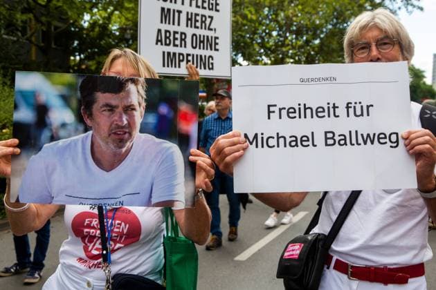 Querdenker-Demo in Darmstadt, Hessen: Die Demonstration richtete sich gegen die Coronamaßnahmen der vergangenen zwei Jahre sowie künftige Einschränkungen wie die Wiedereinführung der Maskenpflicht. Gefordert wurde auch ein Stopp der Waffenlieferungen an die Ukraine *** Querdenker Demo in Darmstadt, Hesse The demonstration was directed against the Corona measures of the past two years as well as future restrictions such as the reintroduction of the mask requirement Also demanded was a stop to arms deliveries to Ukraine Copyright: xx