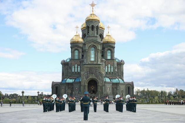MOSCOW REGION, RUSSIA - SEPTEMBER 3, 2022: Members of the Military Band of the 154th Preobrazhensky Regiment take part in a performance as part of the 15th Spasskaya Tower International Military Music Festival by the Main Cathedral of the Russian Armed Forces in Kubinka. Mikhail Tereshchenko TASS  TS1405CF