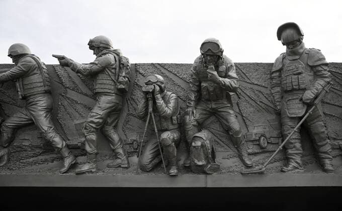 Bilder des Jahres 2022, News 09 September News Themen der Woche KW35 DPR Russia Ukraine Military Operation Memorial Restoration 8266702 03.09.2022 A view shows the statue of Soviet soldier at the Savur-Mohyla war memorial complex after the restoration works were completed, as Russia s military operation in Ukraine continues, near the city of Snizhne, Donetsk People s Republic. The complex was damaged during the military conflict between Ukrainian troops and pro-Russian rebels in 2014. Ilya Pitalev Sputnik Donetsk People s Republic  Copyright: xIlyaxPitalevx