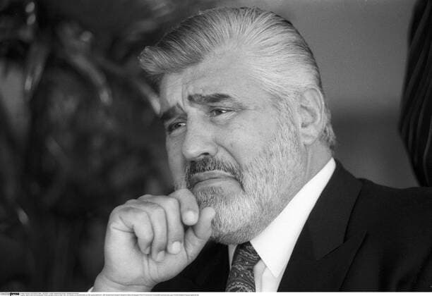 Mario Adorf (Schauspieler) 05 91 pp Mario Adorf im Mai 1991 am Rande von Dreharbeiten zu Der große Bellheim , ZDF Deutschland deutsch deutscher Mann Schauspiel Film TV Fernsehen Fernsehfilm german actor quer Porträt skeptisch traurig Halbprofil sw *** Mario Adorf actor 05 91 pp Mario Adorf in May 1991 on the sidelines of filming Der große Bellheim , ZDF Germany German German man acting film TV television television film German actor portrait skeptical sad half profile bw