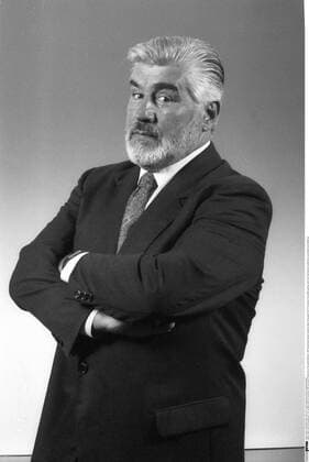 Mario Adorf (Schauspieler) 11 91 az Mario Adorf im November 1991 bei einem Fototermin zu Der große Bellheim , ZDF Deutschland deutsch deutscher Mann Schauspiel Film TV Fernsehen Fernsehfilm german actor hoch halb stehend neutral Arme verschränkt verschränkte sw *** Mario Adorf actor 11 91 az Mario Adorf in November 1991 at a photo shoot for Der große Bellheim , ZDF Germany German German man acting film TV television television film german actor high half standing neutral arms folded crossed bw