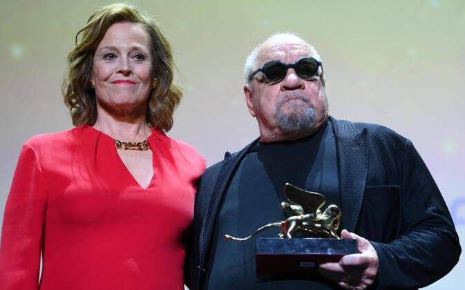 Bilder des Jahres 2022, Entertainment 09 September Entertainment Themen der Woche KW35 September 3, 2022, VENICE, ITALY: US filmmaker Paul Schrader (R) receives the Golden Lion for Lifetime Achievement Award from US actress Sigourney Weaver during the 79th annual Venice International Film Festival, in Venice, Italy, 03 September 2022. The film festival runs from 31 August to 10 September 2022. VENICE ITALY - ZUMAa110 20220903_zaf_a110_193 Copyright: xClaudioxOnoratix