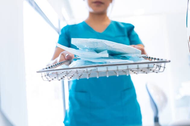 IMAGO Creative, Jahreszeit Sommer, Hitze Crop unrecognizable female doctor in uniform sterilizing dental tools before work in modern clinic, Model released EduuSandoval_ID533_20927_020 Copyright: xEduuxSandovalx MR