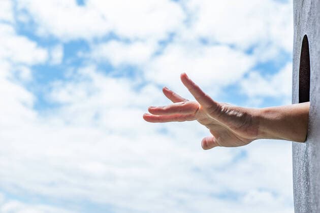 Creative Highlights Symbolbilder Low angle of unrecognizable person sticking out hand from round hole against cloudy blue sky while spending time on playground in summer., Model released HodeiUnzueta_ID554_21655_016 Copyright: xHodeixUnzuetax MR