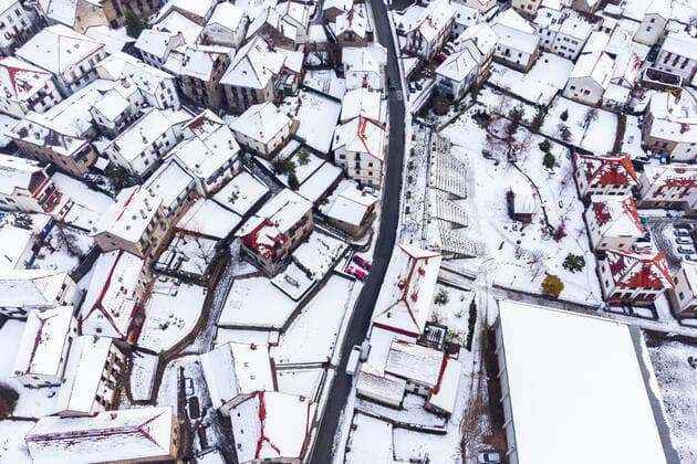 IMAGO Creative, Jahreszeit Winter in der Stadt From above picturesque drone view of typical residential houses covered with snow in Fanlo town located in between narrow road on winter day in Navarre JuanLopez_ID520_20492_014 Copyright: xJuanxLopezx Model Released
