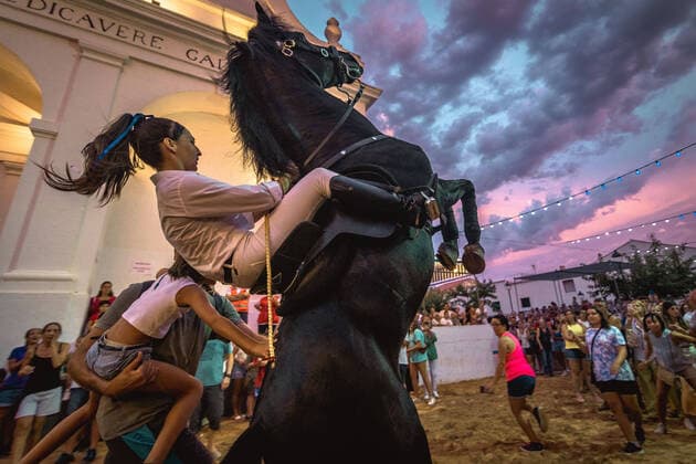 Bilder des Jahres 2022, News 09 September News Themen der Woche KW35 News Bilder des Tages September 3, 2022: A caixer (horse rider) rears up on his horse during the traditional Jaleo at the Sant Lluiset Festival in Sant Lluis - ZUMAo105 20220903_zap_o105_014 Copyright: xMatthiasxOesterlex