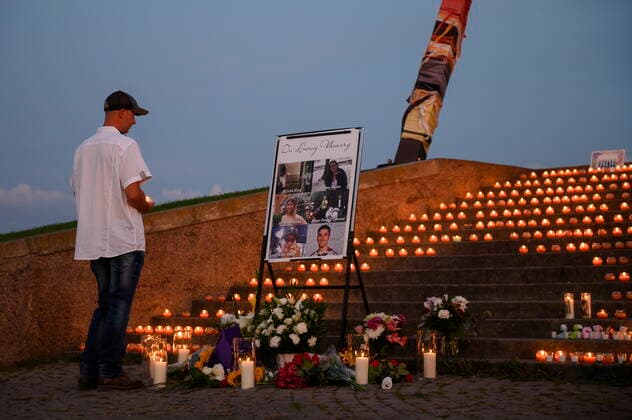 September 3, 2022, Barrie, ON, Canada: Friends, family and community members gather at vigil for six young people killed in a car accident in Barrie, Ontario on Saturday, September 3, 2022. Barrie Canada  - ZUMAc35_ 20220903_zaf_c35_059 Copyright: xChristopherxKatsarovx
