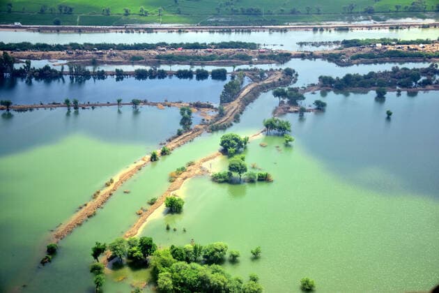 News Themen der Woche KW35 News Bilder des Tages (220904) -- JAFARABAD, Sept. 4, 2022 -- Photo taken from a helicopter shows the aerial view of flood-hit Jafarabad district in Pakistan s southwest Balochistan province on Sept. 3, 2022. The devastating floods in the country have killed 1,265 people, injured over 12,000 and left thousands homeless since mid-June, according to the latest figures released by the National Disaster Management Authority. (Photo by Xinhua) PAKISTAN-JAFARABAD-FLOOD Asad 