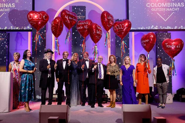 Gemeinsam mit Luftballons posieren Gast, Claudia Hessel, Jean Pütz, Bernd Petelkau, Ursula Brauckmann, Harry Wijnvoord, Reiner Calmund, Annette Frier, Sabine Postel, Andrea Blome und Shary Reeves auf der Benefiz-Gala der Colombinen (Colombina Colonia e. V.) in der Kölner Flora. An diesem Abend, wurden Spendengelder in Höhe von insgesamt 100.000,- Euro an Organisationen für hilfsbedürftige Frauen und Kinder aus Köln überreicht. Köln, 03.09.2022 NRW Deutschland *** Together with balloons pose guest, Claudia Hessel, Jean Pütz, Bernd Petelkau, Ursula Brauckmann, Harry Wijnvoord, Reiner Calmund, Annette Frier, Sabine Postel, Andrea Blome and Shary Reeves at the benefit gala of the Colombines Colombina Colonia e V in the Cologne Flora On Copyright: xChristophxHardtx