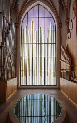 Oekumenischer Orgelspaziergang, hier in der Katholischen Kirche St. Peter, in Duesseldorf-Friedrichstadt mit Ulrich Karg, im Rahmen des Kirchenmusikfests Rheinklang am 03.09.2022. Rund 500 Teilnehmerinnen und Teilnehmer nahmen an Workshops fuer Blaeser, Choere, Orgel und Popularmusik teil waehrend des dreitaegigen Kirchenmusikfests Rheinklang der Evangelischen Kirche im Rheinland. (Siehe epd-Meldung vom 04.09.2022) Kirchenmusikfest Rheinklang der Evangelischen Kirche im Rheinland