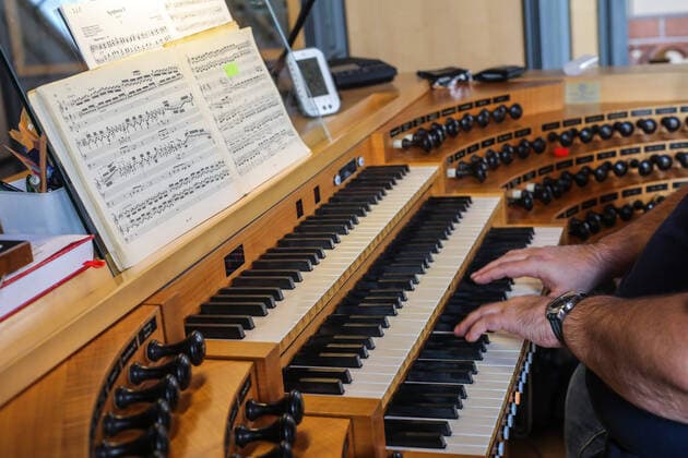 Oekumenischer Orgelspaziergang, hier in der Katholischen Kirche St. Peter, in Duesseldorf-Friedrichstadt mit Ulrich Karg, im Rahmen des Kirchenmusikfests Rheinklang am 03.09.2022. Rund 500 Teilnehmerinnen und Teilnehmer nahmen an Workshops fuer Blaeser, Choere, Orgel und Popularmusik teil waehrend des dreitaegigen Kirchenmusikfests Rheinklang der Evangelischen Kirche im Rheinland. (Siehe epd-Meldung vom 04.09.2022) Kirchenmusikfest Rheinklang der Evangelischen Kirche im Rheinland