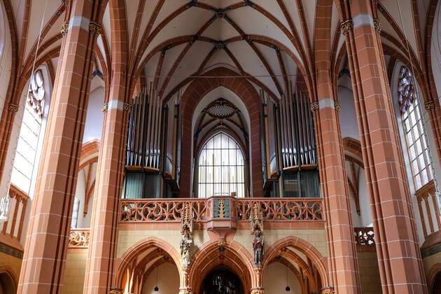 Oekumenischer Orgelspaziergang, hier in der Katholischen Kirche St. Peter, in Duesseldorf-Friedrichstadt mit Ulrich Karg, im Rahmen des Kirchenmusikfests Rheinklang am 03.09.2022. Rund 500 Teilnehmerinnen und Teilnehmer nahmen an Workshops fuer Blaeser, Choere, Orgel und Popularmusik teil waehrend des dreitaegigen Kirchenmusikfests Rheinklang der Evangelischen Kirche im Rheinland. (Siehe epd-Meldung vom 04.09.2022) Kirchenmusikfest Rheinklang der Evangelischen Kirche im Rheinland