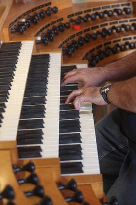 Oekumenischer Orgelspaziergang, hier in der Katholischen Kirche St. Peter, in Duesseldorf-Friedrichstadt mit Ulrich Karg, im Rahmen des Kirchenmusikfests Rheinklang am 03.09.2022. Rund 500 Teilnehmerinnen und Teilnehmer nahmen an Workshops fuer Blaeser, Choere, Orgel und Popularmusik teil waehrend des dreitaegigen Kirchenmusikfests Rheinklang der Evangelischen Kirche im Rheinland. (Siehe epd-Meldung vom 04.09.2022) Kirchenmusikfest Rheinklang der Evangelischen Kirche im Rheinland
