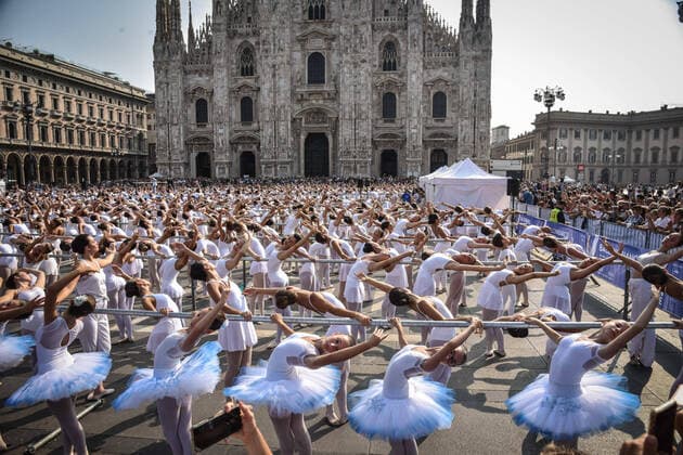 Bilder des Jahres 2022, News 09 September News Themen der Woche KW35 News Bilder des Tages September 4, 2022, Milan, Italia: Italian ballet dancer Roberto Bolle dances with 1,500 students of dance schools in Piazza Duomo on the occasion of the OnDance dance festival, in Milan, Italy, 04 September 2022..ANSA MATTEO CORNER Milan Italia - ZUMAa110 20220904_zaf_a110_102 Copyright: xMatteoxCornerx