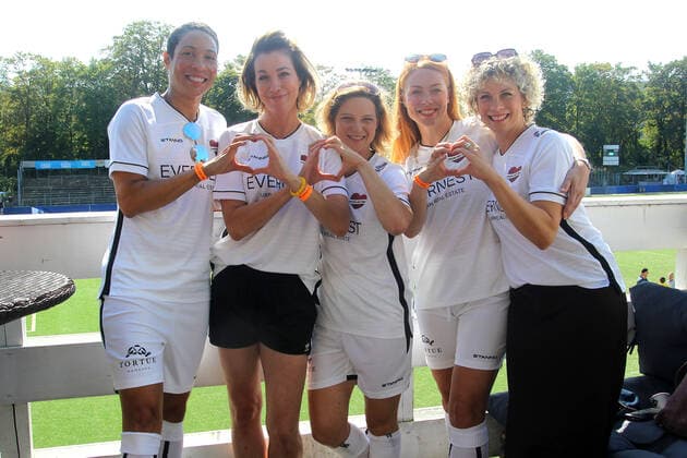 Annabelle Mandeng, Julia Stinshoff, Anjorka Strechel, Esther Roling und Anna Schäfer beim Benefiz Fussballspiel Kicken mit Herz zugunsten der Kinder Herzstation der Universitätsklinik Eppendorf am 4.09.2022 in Hamburg Kicken mit Herz 2022 Benefiz Fussballspiel in Hamburg