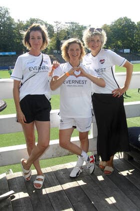 Julia Stinshoff, Anjorka Strechel und Anna Schäfer beim Benefiz Fussballspiel Kicken mit Herz zugunsten der Kinder Herzstation der Universitätsklinik Eppendorf am 4.09.2022 in Hamburg Kicken mit Herz 2022 Benefiz Fussballspiel in Hamburg