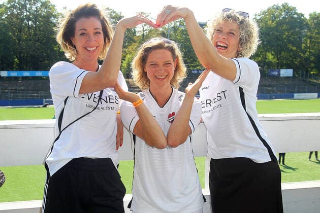 Entertainment Themen der Woche KW35 Entertainment Bilder des Tages Julia Stinshoff, Anjorka Strechel und Anna Schäfer beim Benefiz Fussballspiel Kicken mit Herz zugunsten der Kinder Herzstation der Universitätsklinik Eppendorf am 4.09.2022 in Hamburg Kicken mit Herz 2022 Benefiz Fussballspiel in Hamburg