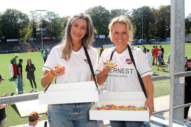 Yasmina Filali und Nova Meierhenrich beim Benefiz Fussballspiel Kicken mit Herz zugunsten der Kinder Herzstation der Universitätsklinik Eppendorf am 4.09.2022 in Hamburg Kicken mit Herz 2022 Benefiz Fussballspiel in Hamburg