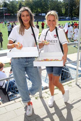 Yasmina Filali und Nova Meierhenrich beim Benefiz Fussballspiel Kicken mit Herz zugunsten der Kinder Herzstation der Universitätsklinik Eppendorf am 4.09.2022 in Hamburg Kicken mit Herz 2022 Benefiz Fussballspiel in Hamburg