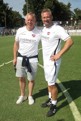 Johannes B. Kerner und Sasha beim Benefiz Fussballspiel Kicken mit Herz zugunsten der Kinder Herzstation der Universitätsklinik Eppendorf am 4.09.2022 in Hamburg Kicken mit Herz 2022 Benefiz Fussballspiel in Hamburg