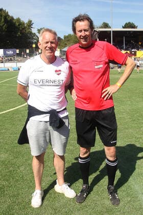Johannes B. Kerner und Lou Richter beim Benefiz Fussballspiel Kicken mit Herz zugunsten der Kinder Herzstation der Universitätsklinik Eppendorf am 4.09.2022 in Hamburg Kicken mit Herz 2022 Benefiz Fussballspiel in Hamburg