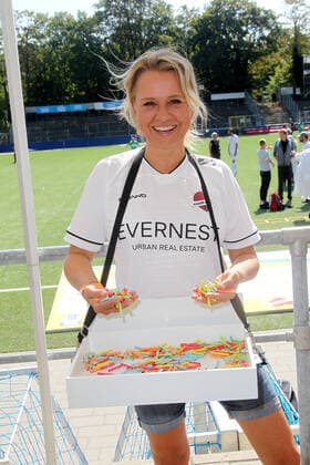 Nova Meierhenrich beim Benefiz Fussballspiel Kicken mit Herz zugunsten der Kinder Herzstation der Universitätsklinik Eppendorf am 4.09.2022 in Hamburg Kicken mit Herz 2022 Benefiz Fussballspiel in Hamburg