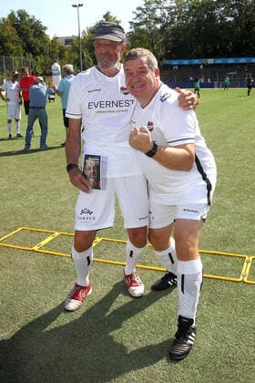 Rolf Fuhrmann und Elton beim Benefiz Fussballspiel Kicken mit Herz zugunsten der Kinder Herzstation der Universitätsklinik Eppendorf am 4.09.2022 in Hamburg Kicken mit Herz 2022 Benefiz Fussballspiel in Hamburg