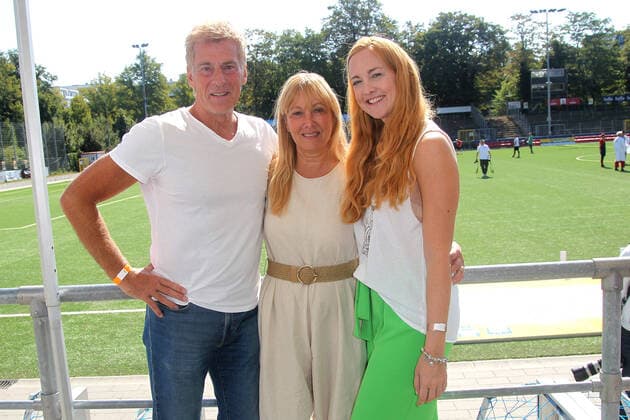 Uli Stein mit seiner Ehefrau Cornelia und Tochter Jennifer beim Benefiz Fussballspiel Kicken mit Herz zugunsten der Kinder Herzstation der Universitätsklinik Eppendorf am 4.09.2022 in Hamburg Kicken mit Herz 2022 Benefiz Fussballspiel in Hamburg