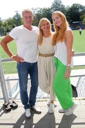 Uli Stein mit seiner Ehefrau Cornelia und Tochter Jennifer beim Benefiz Fussballspiel Kicken mit Herz zugunsten der Kinder Herzstation der Universitätsklinik Eppendorf am 4.09.2022 in Hamburg Kicken mit Herz 2022 Benefiz Fussballspiel in Hamburg