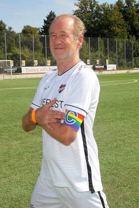 Peter Lohmeyer beim Benefiz Fussballspiel Kicken mit Herz zugunsten der Kinder Herzstation der Universitätsklinik Eppendorf am 4.09.2022 in Hamburg Kicken mit Herz 2022 Benefiz Fussballspiel in Hamburg