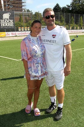 Sasha und seine Ehefrau Julia beim Benefiz Fussballspiel Kicken mit Herz zugunsten der Kinder Herzstation der Universitätsklinik Eppendorf am 4.09.2022 in Hamburg Kicken mit Herz 2022 Benefiz Fussballspiel in Hamburg
