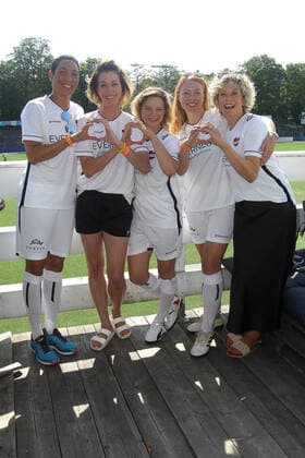 Annabelle Mandeng, Julia Stinshoff, Anjorka Strechel, Esther Roling und Anna Schäfer beim Benefiz Fussballspiel Kicken mit Herz zugunsten der Kinder Herzstation der Universitätsklinik Eppendorf am 4.09.2022 in Hamburg Kicken mit Herz 2022 Benefiz Fussballspiel in Hamburg