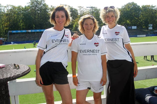 Julia Stinshoff, Anjorka Strechel und Anna Schäfer beim Benefiz Fussballspiel Kicken mit Herz zugunsten der Kinder Herzstation der Universitätsklinik Eppendorf am 4.09.2022 in Hamburg Kicken mit Herz 2022 Benefiz Fussballspiel in Hamburg