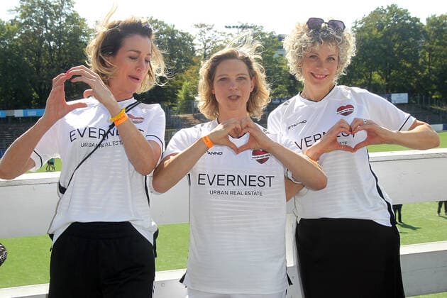 Julia Stinshoff, Anjorka Strechel und Anna Schäfer beim Benefiz Fussballspiel Kicken mit Herz zugunsten der Kinder Herzstation der Universitätsklinik Eppendorf am 4.09.2022 in Hamburg Kicken mit Herz 2022 Benefiz Fussballspiel in Hamburg