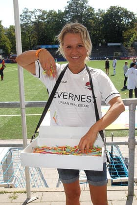 Nova Meierhenrich beim Benefiz Fussballspiel Kicken mit Herz zugunsten der Kinder Herzstation der Universitätsklinik Eppendorf am 4.09.2022 in Hamburg Kicken mit Herz 2022 Benefiz Fussballspiel in Hamburg