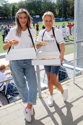 Yasmina Filali und Nova Meierhenrich beim Benefiz Fussballspiel Kicken mit Herz zugunsten der Kinder Herzstation der Universitätsklinik Eppendorf am 4.09.2022 in Hamburg Kicken mit Herz 2022 Benefiz Fussballspiel in Hamburg