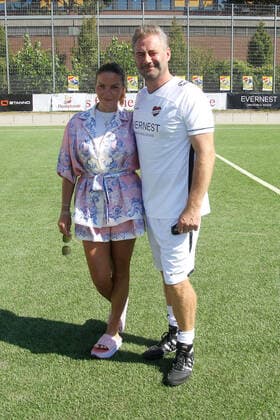 Sasha und seine Ehefrau Julia beim Benefiz Fussballspiel Kicken mit Herz zugunsten der Kinder Herzstation der Universitätsklinik Eppendorf am 4.09.2022 in Hamburg Kicken mit Herz 2022 Benefiz Fussballspiel in Hamburg