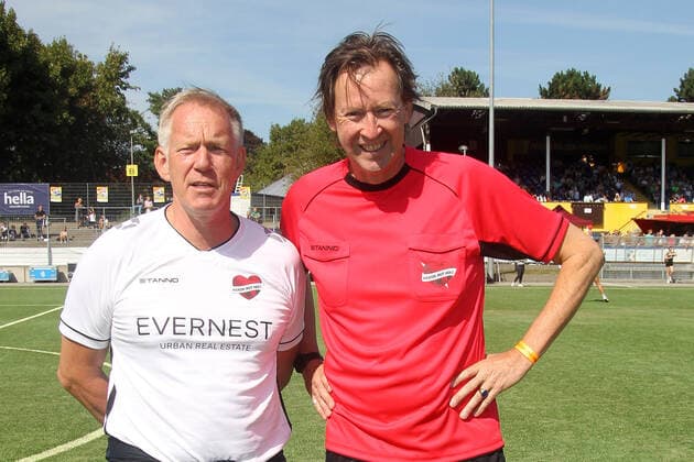 Johannes B. Kerner und Lou Richter beim Benefiz Fussballspiel Kicken mit Herz zugunsten der Kinder Herzstation der Universitätsklinik Eppendorf am 4.09.2022 in Hamburg Kicken mit Herz 2022 Benefiz Fussballspiel in Hamburg