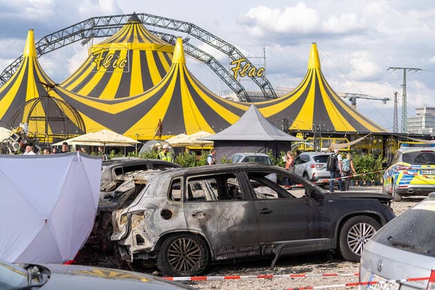 News Themen der Woche KW35 News Bilder des Tages Duisburg Flugzeugabsturz Duisburg, 04.09.2022 Die Unfallstelle befindet sich nur 100m vom Zirkuszelt entfernt, wo zum Unfallzeitpunkt eine Vorfuehrung mit mehreren Hundert Zuschauern stattfand, Flugzeugabsturz Duisburg, 04.09.2022 *** Duisburg plane crash Duisburg, 04 09 2022 The accident site is only 100m away from the circus tent, where a performance with several hundred spectators was taking place at the time of the accident, Duisburg plane crash, 04 09 2022 Copyright: xFabianxFriesex EP_FFE